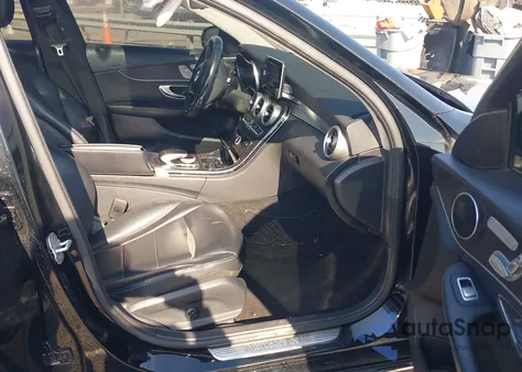 2015 Mercedes-Benz C 300 4Matic z USA, uszkodzony, nr VIN 55SWF4KB3FU009587